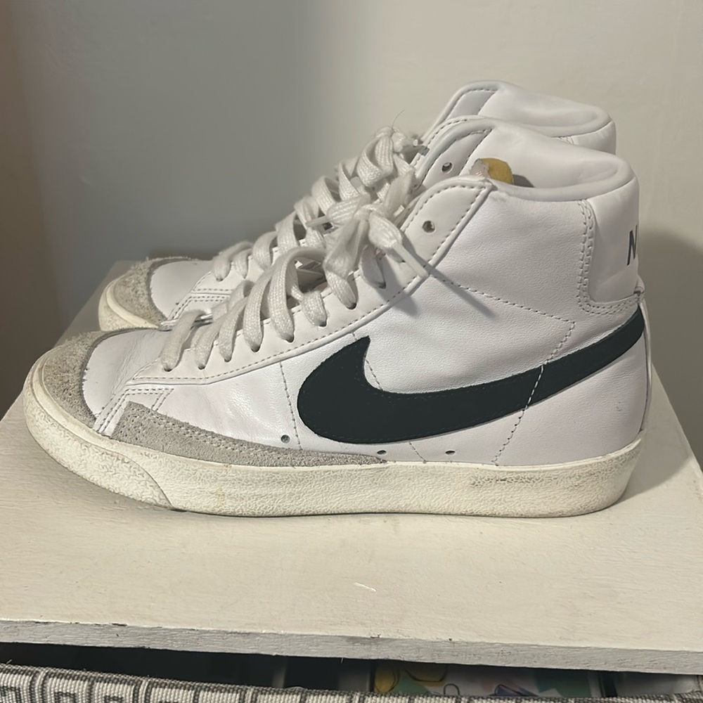 Nike Women’s Blazer Mid ‘77 Shoes